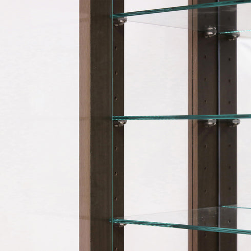 【自由自在なディスプレイ】
33mmピッチで細かく調整できる可動棚が、背の高いボトルから小さなフィギュアまで、コレクションのサイズに合わせた、あなただけの最適なレイアウトを実現します。