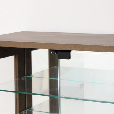 【指先一つで開く宝箱】
シンプルで使いやすいプッシュ式の扉は、大切なコレクションの出し入れもスムーズで、毎日の鑑賞をより手軽で楽しい時間へと変えてくれるでしょう。