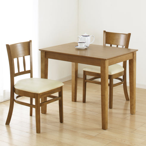 【二人で始める心地よい新生活に】
温かみのあるライトブラウンのダイニングセットが、新しい生活のスタートを優しく包み込み、毎日の食事が楽しみになるような空間を生み出します。