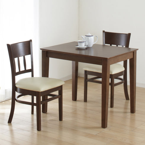 【シックな食卓を叶える2人用セット】
ニューブラウンのテーブルとチェアが、カフェのような洗練された空間を演出し、大切な人との時間をより特別なものに変えてくれます。