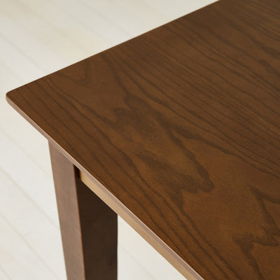 【深みと味わいの美しい木目】
流れるような美しい木目が魅力の天板は、天然木ならではの風合いを存分に感じさせ、毎日使うテーブルだからこそ、愛着の湧く一品です。