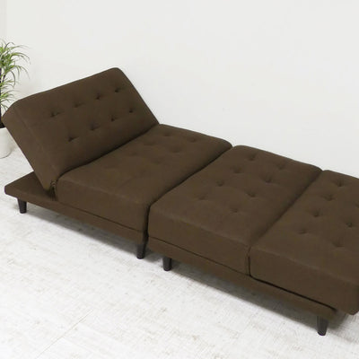 【リクライニングで極上リラックス】
フラットからリクライニングまで自在に変形し、昼寝や映画鑑賞など、その時々の過ごし方にフィットする快適なリラックススペースをつくれます。