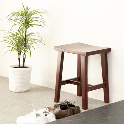 【玄関で頼れる木製スツール】
靴の脱ぎ履きにぴったりの高さで、玄関に置くだけで暮らしがぐっと快適になり、天然木の優しい風合いが空間を上品に引き立てます。