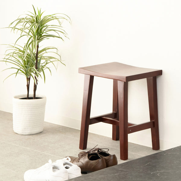 【玄関で頼れる木製スツール】
靴の脱ぎ履きにぴったりの高さで、玄関に置くだけで暮らしがぐっと快適になり、天然木の優しい風合いが空間を上品に引き立てます。