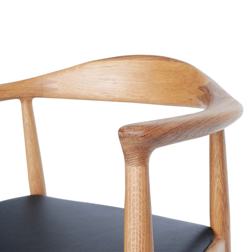 背もたれからアームにかけてのねじれたラインが美しい笠木は、2個所において左右の手の指を交互に合わせるような形に見える"フィンガージョイント"という技法で接合されており、強度が増すだけでなく、魅せるデザインにもなり、細部のディテールまでこだわって作られています。