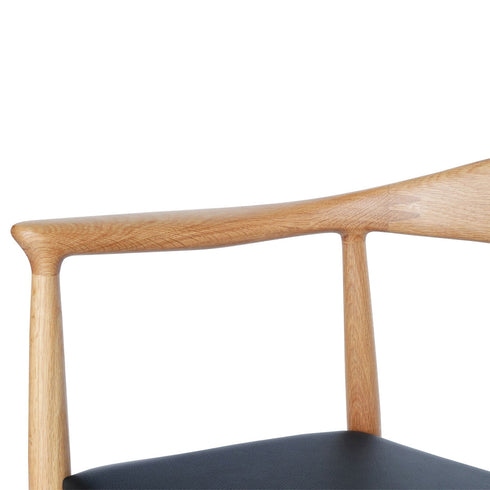 腕を置くアーム部分は緩やかに内側に傾斜しており、腕が置いた時に自然とおさまる角度、形状となっています。