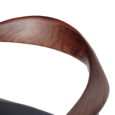 背もたれからアームにかけてのねじれたラインが美しい笠木は、2個所において左右の手の指を交互に合わせるような形に見える