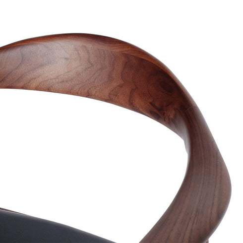 背もたれからアームにかけてのねじれたラインが美しい笠木は、2個所において左右の手の指を交互に合わせるような形に見える"フィンガージョイント"という技法で接合されており、強度が増すだけでなく、魅せるデザインにもなり、細部のディテールまでこだわって作られています。