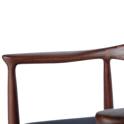 腕を置くアーム部分は緩やかに内側に傾斜しており、腕が置いた時に自然とおさまる角度、形状となっています。