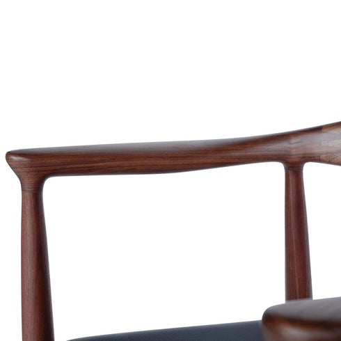 腕を置くアーム部分は緩やかに内側に傾斜しており、腕が置いた時に自然とおさまる角度、形状となっています。