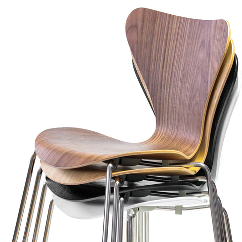 使用しない時は4脚までスタッキング収納することができます。