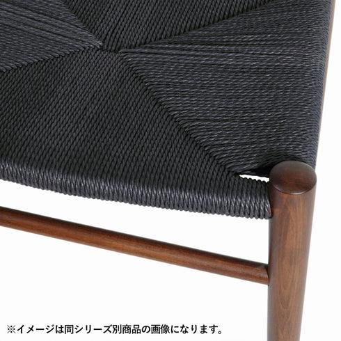 特徴的なペーパーコードが使用された座面の張地は、一品一品、丁寧に手作業で編んで作られており、座った時も適度にしなることで、身体全体を優しく受け止めてくれます。