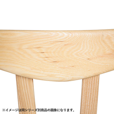 フレームは無垢材となっており、木の温もりを感じられるだけでなく、時間と共に味わい深く変化していきます。