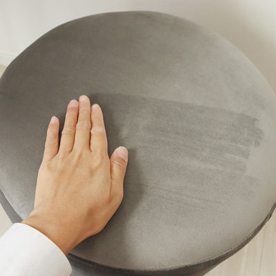 光沢感のある柔らかい手触りが高級感のある仕上がりとなるベロア生地を使用しています。