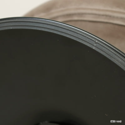 台座裏にはゴム製のすべり止めが付いており、回転時の安定性、床への傷防止の効果があります。