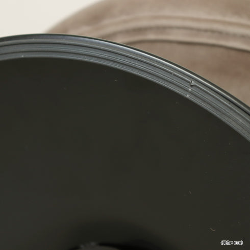 台座裏にはゴム製のすべり止めが付いており、回転時の安定性、床への傷防止の効果があります。