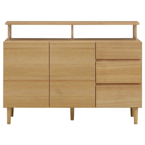 【抜け感が美しいサイドボード】
軽やかな脚付きのデザインと、ぬくもり溢れるタモ材の風合いが、お部屋に圧迫感を与えることなく、すっきりと馴染みます。