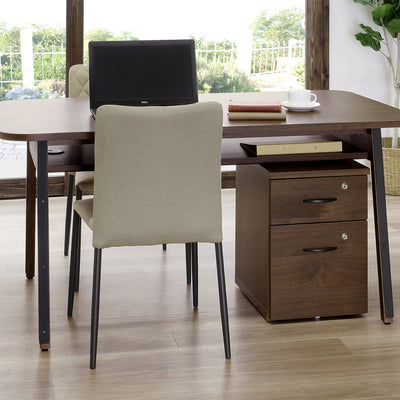 デスクやテーブルの下に収まる鍵付き2段ワゴンとなっており、キャスター付きで移動もスムーズです。