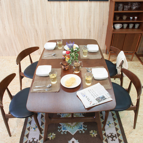 同じシリーズのチェアと組み合わせて使うことで、より統一感のある空間をつくれるだけでなく、チェアの背がテーブル下にピッタリ収まるため、使用しないときは見た目もスッキリします。