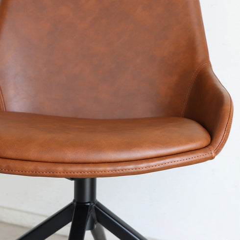 【心地よさを生むクッション】
厚みのあるウレタンフォームを内蔵した座面が、適度な弾力で体圧を分散させ、読書やデスクワークなど長時間の利用でも快適さを保ちます。