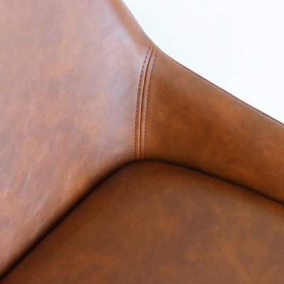 【細部に宿るデザインへの拘り】
張地の継ぎ目にも美しいダブルステッチを施すなど、細やかな部分まで丁寧に作られており、作り手のこだわりと品質の高さを感じさせます。