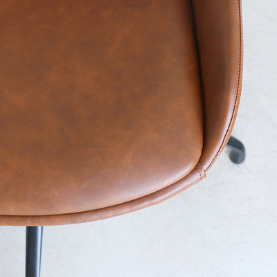 【体を預けられる一体成型シート】
背もたれからアームまでが一体となったシェル型のデザインが、体を優しく、そして確かにホールドし、パーソナルチェアのような安心感を提供します。