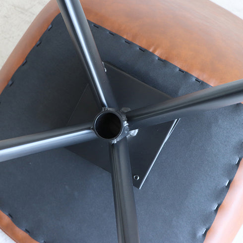 【360度回転を支える滑らかな構造】
スムーズな回転を可能にする座面裏の構造は、立ち座りの利便性を高めるだけでなく、どの角度に向けても安定した座り心地を実現します。