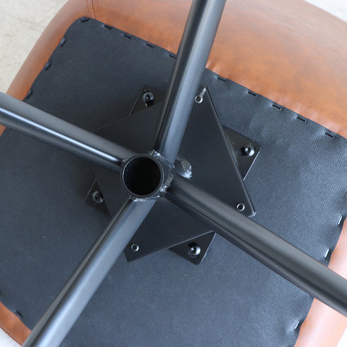 【暮らしを支える安定した脚部】
座面をしっかりと支える堅牢なスチール脚の構造が、日々の使用に耐える安心感を生みだし、永くあなたの生活に寄り添います。