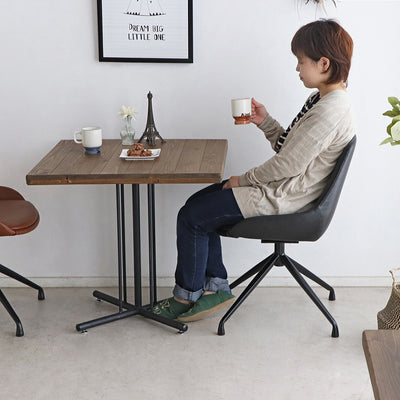 【360度回転するスムーズな動作】
座ったままでクルっと向きを変えられる回転式の座面が、椅子を引く手間を省き、限られたスペースでも立ち座りの動作を驚くほど軽やかにします。