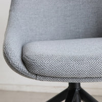 【ふっくらとした座面】適度な弾力と厚みがあり、長時間座っていても疲れにくいです。