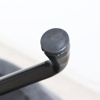 脚先には樹脂キャップが付いているため、床への傷付きを軽減してくれます。