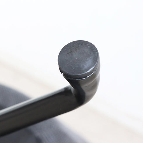 脚先には樹脂キャップが付いているため、床への傷付きを軽減してくれます。