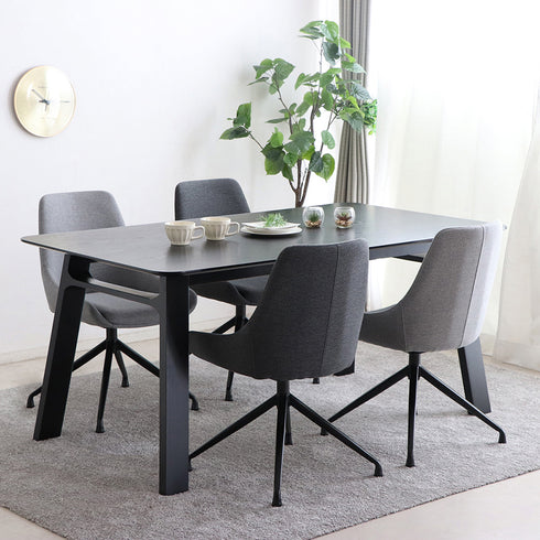 シンプルなフォルムは幅広いテイストに合わせやすく、テレワーク用としても活躍してくれます。