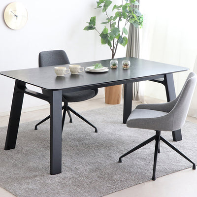 座面が360度回転することで、椅子をわざわざ引くことなく立ち座りできます。