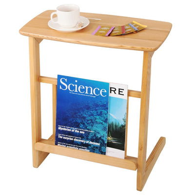 【いつもの場所が特等席に】
ソファで過ごすいつもの時間を、手の届く場所にすべてが揃う快適な空間へと変える、マガジンラック付きサイドテーブルです。