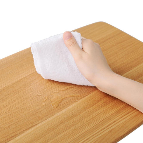 【お手入れ簡単、いつも清潔に】
仕上げ塗装を施しているので、万が一飲み物をこぼしてしまっても、さっと拭き取るだけで簡単にお手入れが完了します。