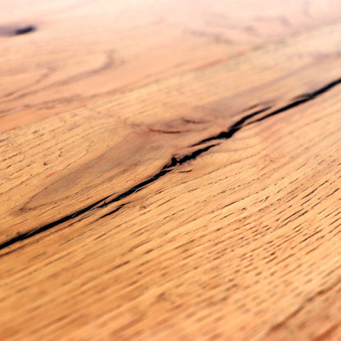 天板には節の凹みもあり、リアルな質感だけでなく高級感も感じられます。