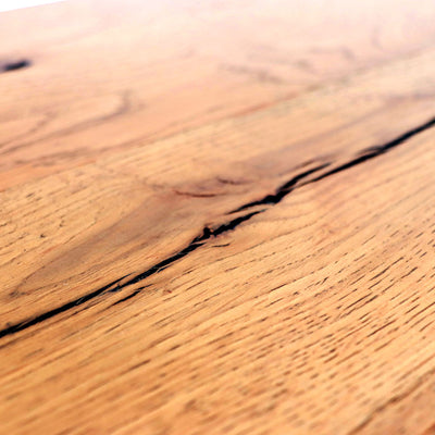 天板には節の凹みもあり、リアルな質感だけでなく高級感も感じられます。