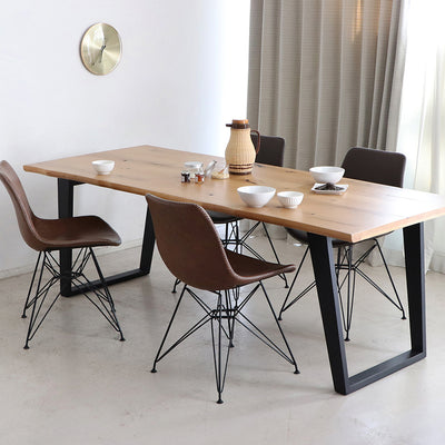 ブラックのスチール脚と木製天板との組み合わせが、モダンなカフェ風の雰囲気を演出してくれます。