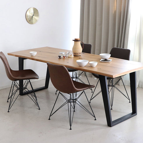 ブラックのスチール脚と木製天板との組み合わせが、モダンなカフェ風の雰囲気を演出してくれます。