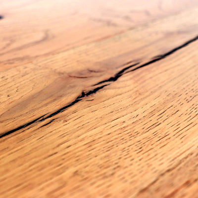 天板には節の凹みもあり、リアルな質感だけでなく高級感も感じられます。