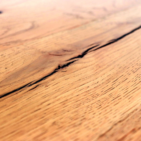 天板には節の凹みもあり、リアルな質感だけでなく高級感も感じられます。