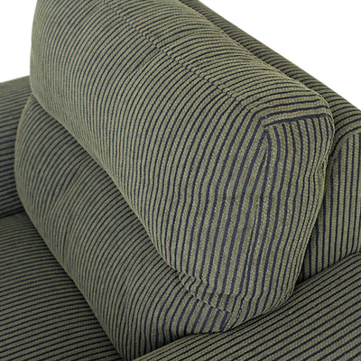 背もたれは包み込んでくれるようなクッション性があり、奥行きのある座面に座りもたれかかることで、ゆったりとくつろぐことができます。