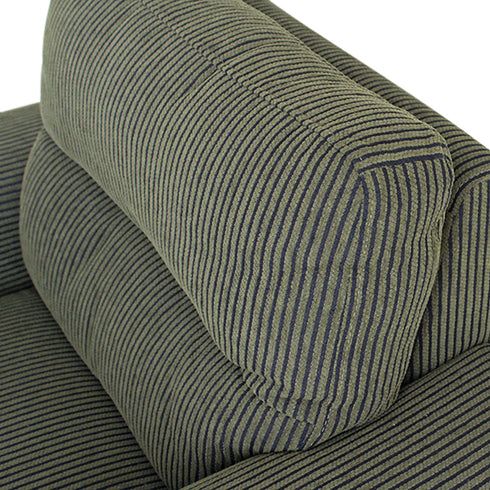 背もたれは包み込んでくれるようなクッション性があり、奥行きのある座面に座りもたれかかることで、ゆったりとくつろぐことができます。