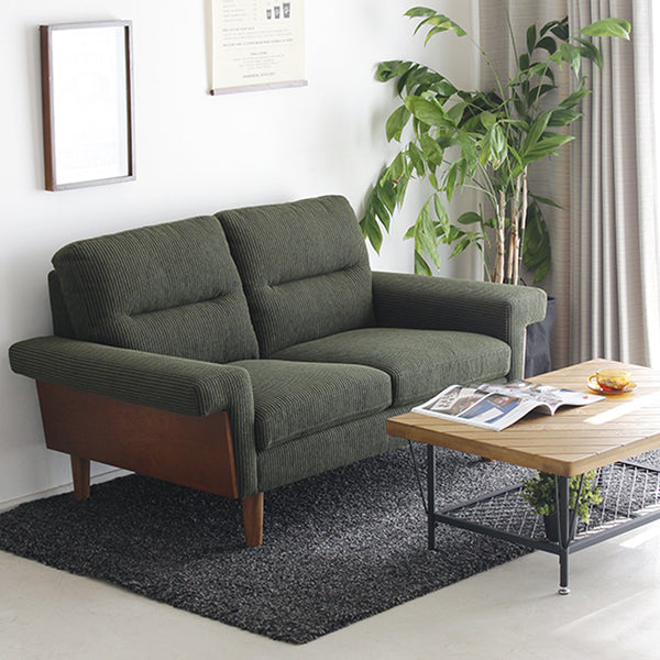 モスグリーンのコーデュロイ生地とウォールナット突板の側板との組み合わせがレトロな雰囲気を感じさせてくれる「バルシリーズ」の2人掛けソファです。