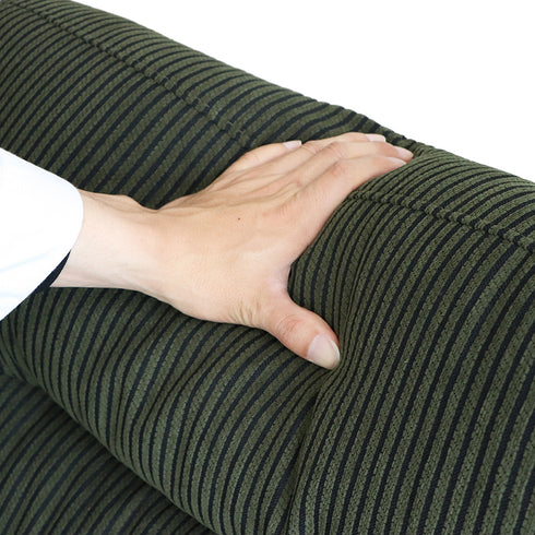 背もたれは包み込んでくれるようなクッション性があり、奥行きのある座面に座りもたれかかることで、ゆったりとくつろぐことができます。