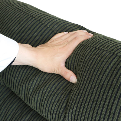 背もたれは包み込んでくれるようなクッション性があり、奥行きのある座面に座りもたれかかることで、ゆったりとくつろぐことができます。