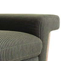 【広々アームレスト】幅広の肘掛けは、サイドテーブル代わりにもなり、使い勝手抜群です。