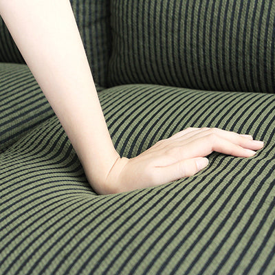 座面にSバネとウレタンフォームを使用することで、座ったときに沈み込み過ぎず、安心感と安定感を感じられる若干硬めの感触となっています。