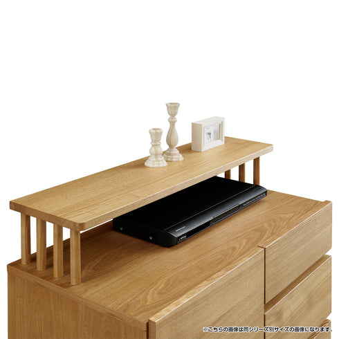 奥行違いの2段の天板をロクロで支えることで、抜け感のあるすっきりしたデザインとなっています。